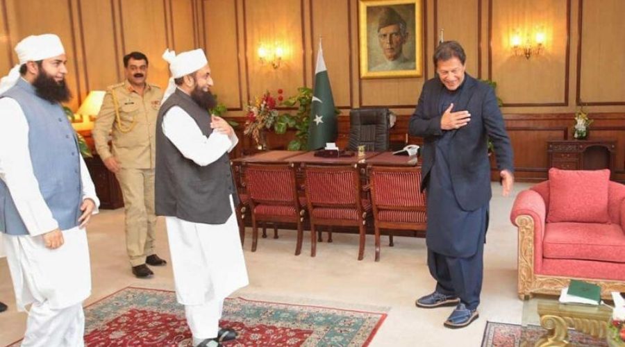 Pakistan PM Imran khan avoids handshake with Tariq Jameel