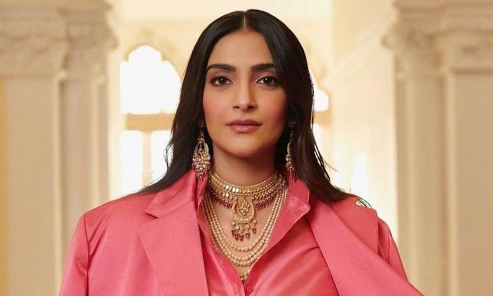 Sonam Kapoor Hosts grand dinner